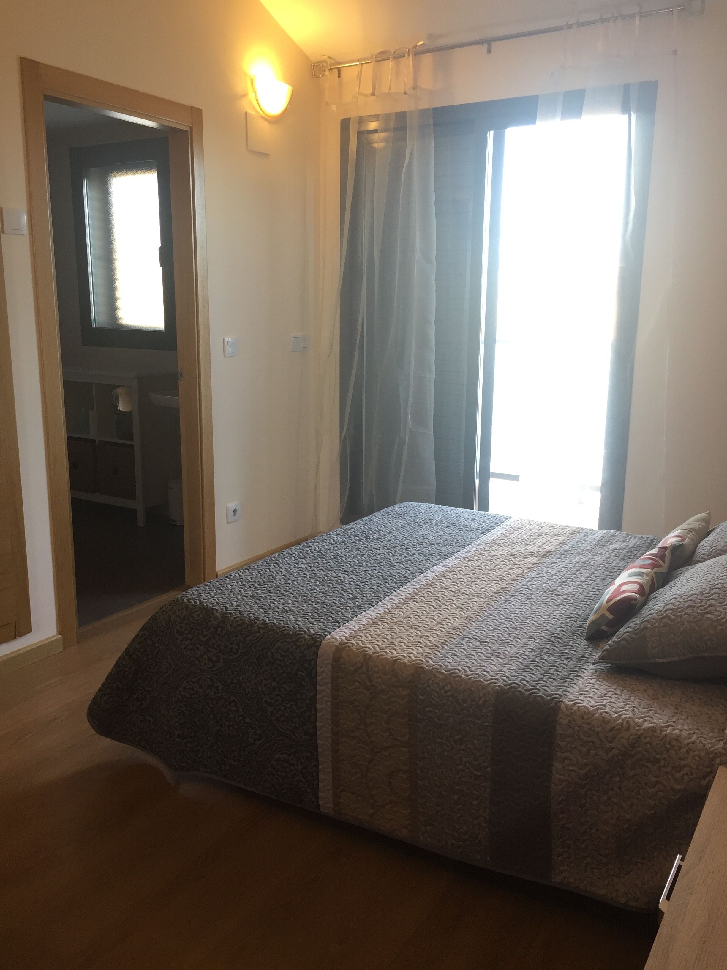 3 slaapkamers, een strijkplank/strijkijzer, reisbedje, gratis wifi