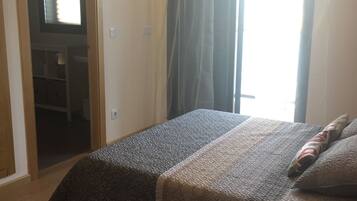 3 quartos, ferros/tábuas de passar roupa, berço de viagem