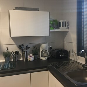 Frigorífico, microondas, horno y placa de cocina