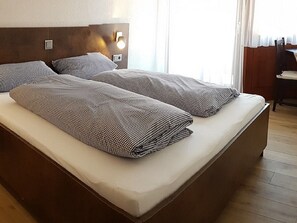 1 Schlafzimmer, Schreibtisch, WLAN, Bettwäsche