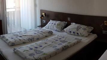 1 bedroom, desk, WiFi, bed sheets