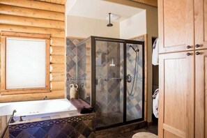 Combined shower/bathtub, hair dryer, towels, soap - Spectacular Mountain Getaway for Large Groups (New Meadows)
