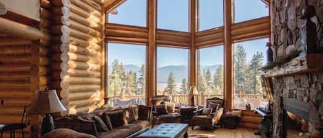 Smart TV, chimenea, futbolito y tenis de mesa