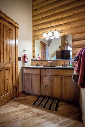 Combined shower/bathtub, jetted bath, hair dryer, towels - Spectacular Mountain Getaway for Large Groups (New Meadows)