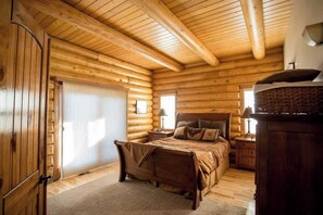 5 bedrooms, iron/ironing board, travel cot, free WiFi - Spectacular Mountain Getaway for Large Groups (New Meadows)