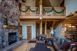 Een smart-tv, een open haard, tafelvoetbal en een tafeltennistafel