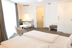 1 quarto, cofres nos quartos, escrivaninha, berço de viagem