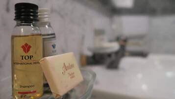 Douche, sĂšche-cheveux, serviettes fournies