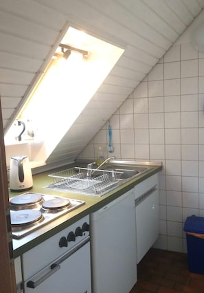 Réfrigérateur, four, cafetière/bouilloire, bouilloire électrique