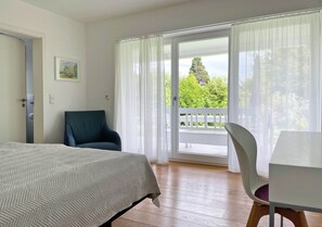 2 bedrooms, desk, WiFi, bed sheets