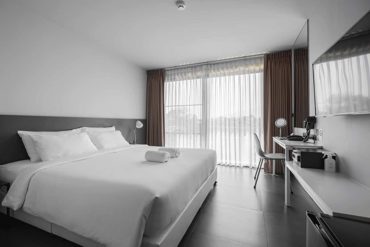 standard double room, 1 king bed, non smoking, city view | free minibar, in-room safe, desk, blackout curtains