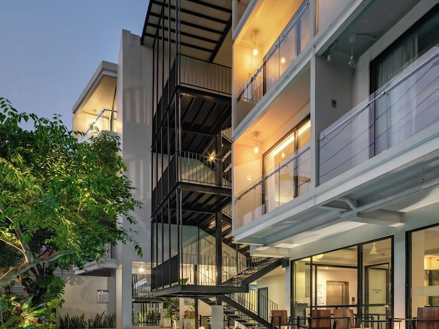 Voorkant accommodatie - avond/nacht