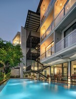 住宿正面 - 傍晚/夜晚