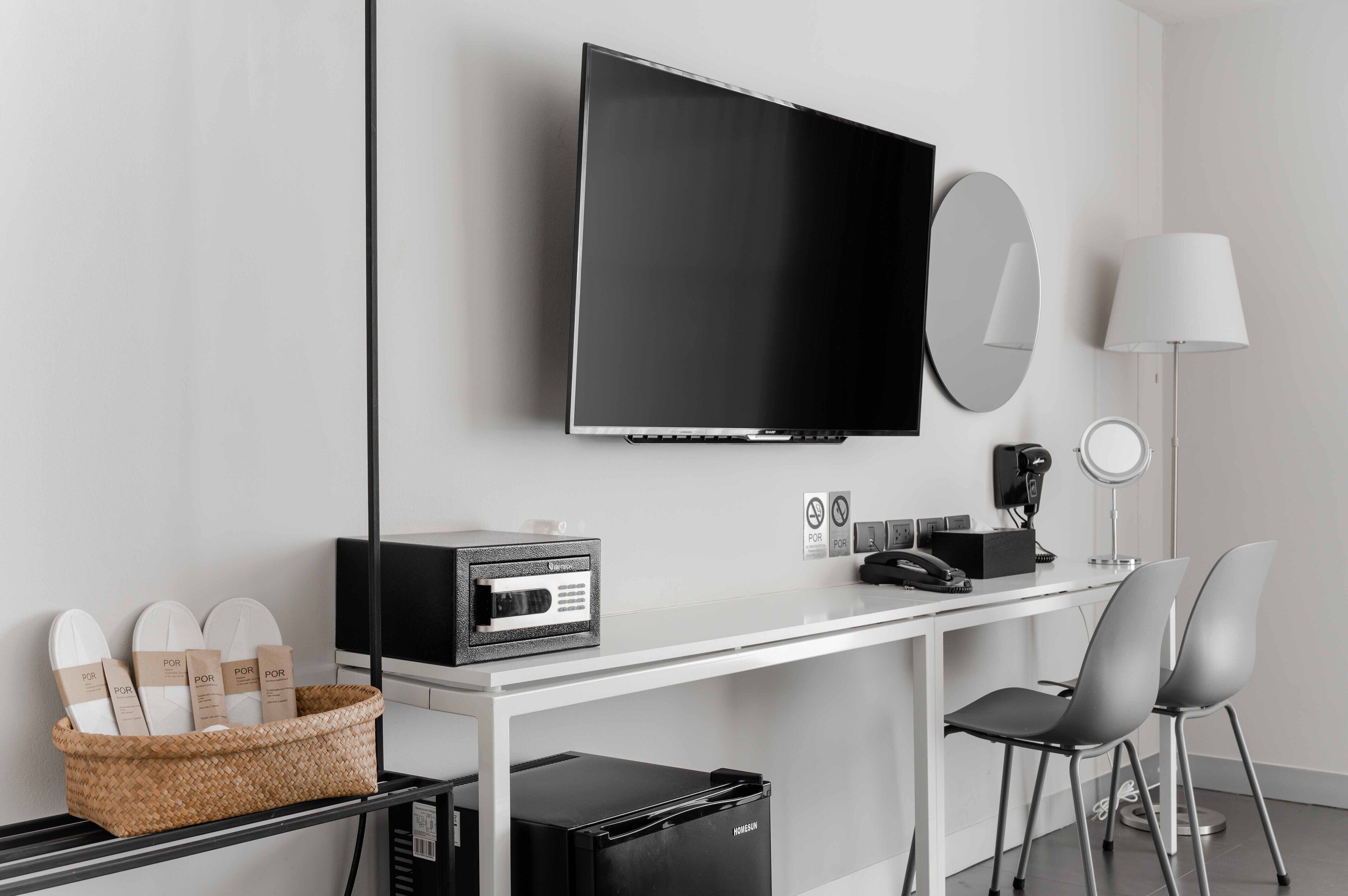 family triple room, multiple beds, non smoking, city view | living area | 30-inch flat-screen tv with digital channels, tv, netflix