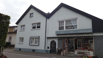 Ferienwohnung Ostermann, Hofeinfahrt linksseitig vom Haus. ###br###Unsere Wohnung ist nur etwa 200 Meter vom Zentrum entfernt.