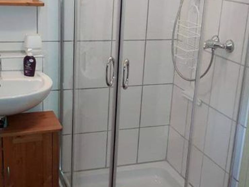 Douche, séchoir à cheveux, serviettes fournies, papier de toilette