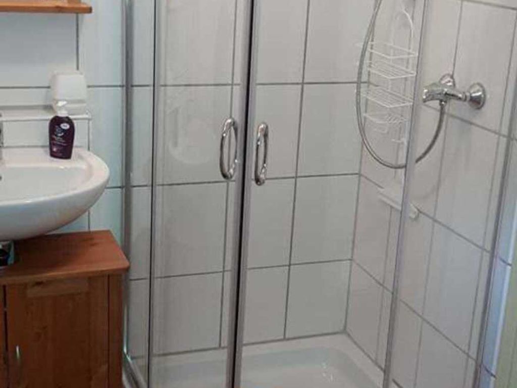 Douche, sèche-cheveux, serviettes fournies, papier toilette