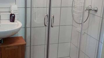 Douche, sèche-cheveux, serviettes fournies, papier toilette