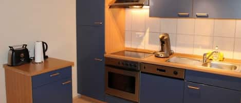 Kühlschrank, Ofen, Geschirrspüler, Hochstuhl