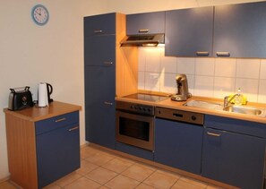 Kühlschrank, Ofen, Geschirrspüler, Hochstuhl