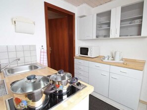 Refrigerador, microondas, cafetera y tetera y tetera eléctrica 