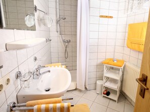 Dusche, Haartrockner, Handtücher, Toilettenpapier