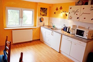 Kühlschrank, Wasserkocher mit Kaffee-/Teezubehör, Wasserkocher, Toaster