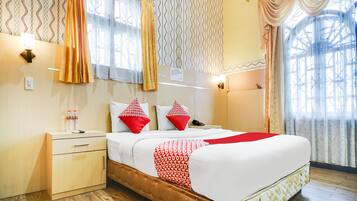 Deluxe Double Room | Desk, free WiFi, bed sheets