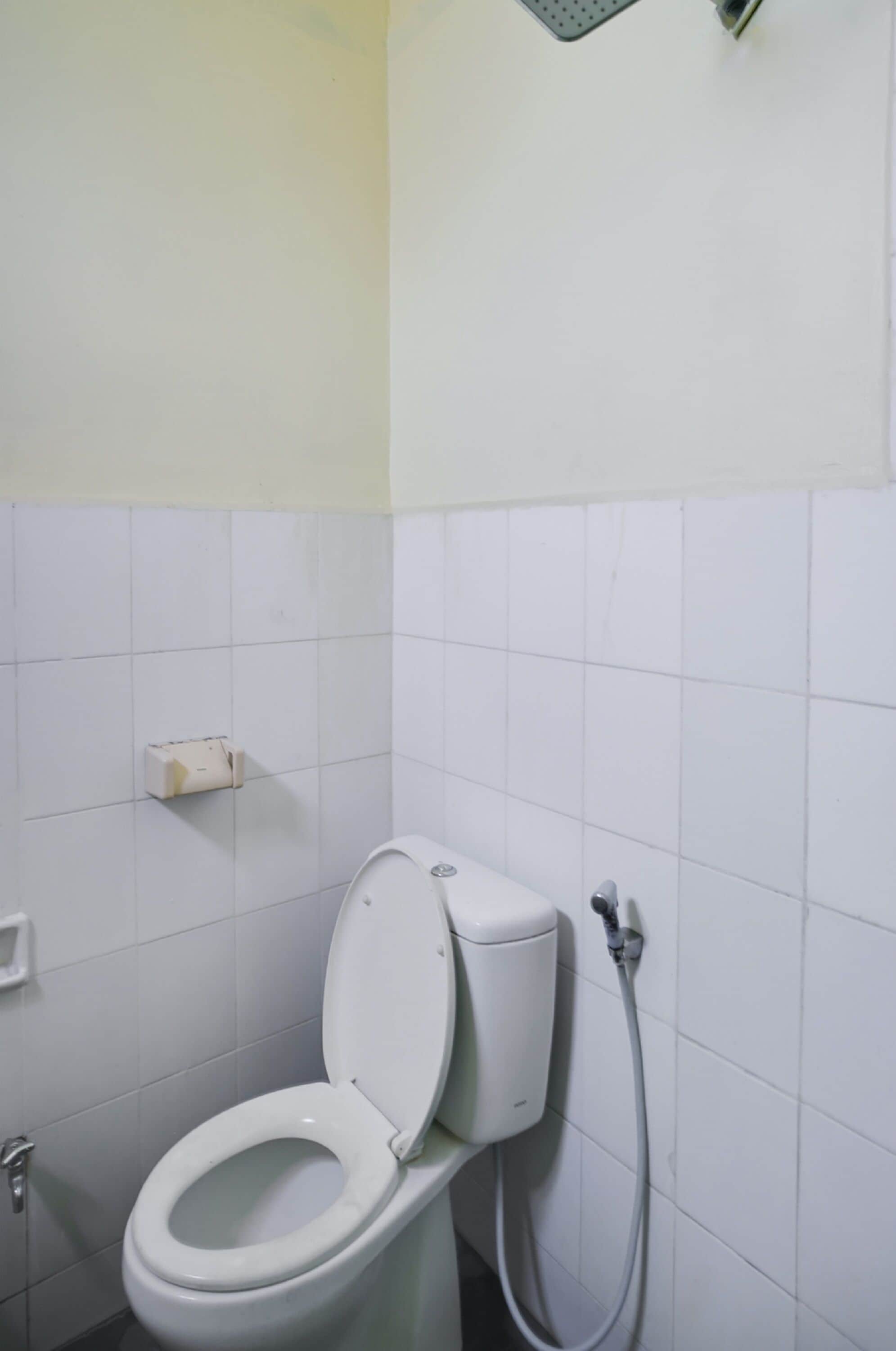 Toilet met een toiletbril en een handdroger.