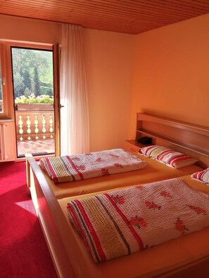 1 bedroom, travel crib, WiFi, bed sheets - Double room 2 with toilet and shower, 1 - 2 persons - Mosertonihof (Elzach)