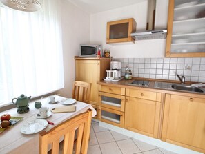 Kühlschrank, Mikrowelle, Ofen, Wasserkocher mit Kaffee-/Teezubehör