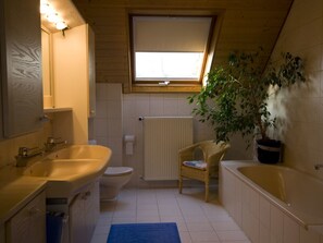 Dusj, hårføner, håndklær og såpe
