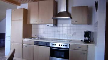 Kühlschrank, Mikrowelle, Ofen, Geschirrspüler