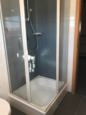 Chuveiro, secador de cabelo, toalhas de banho, sabonete