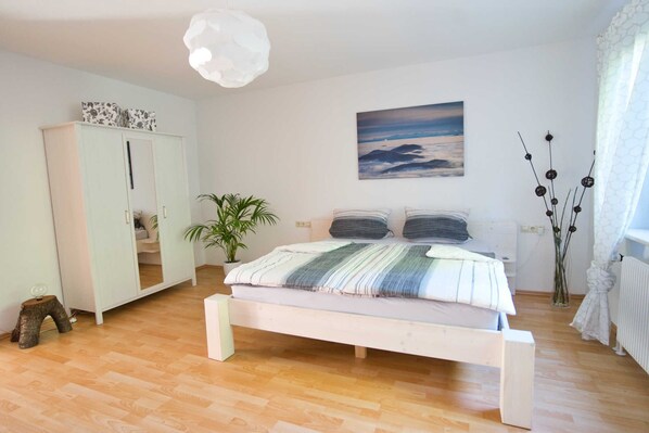 2 bedrooms, WiFi, bed sheets, wheelchair access