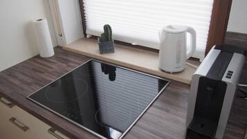 Kühlschrank, Mikrowelle, Geschirrspüler, Wasserkocher