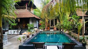 Außenpool, Liegestühle