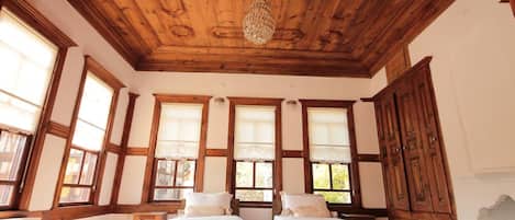 Minibar, didekorasi berbeda-beda, Wi-Fi gratis, dan seprai linen