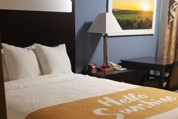 Quarto, 1 cama Queen, para não fumantes | Escrivaninha, espaço de trabalho para notebook, berços grátis