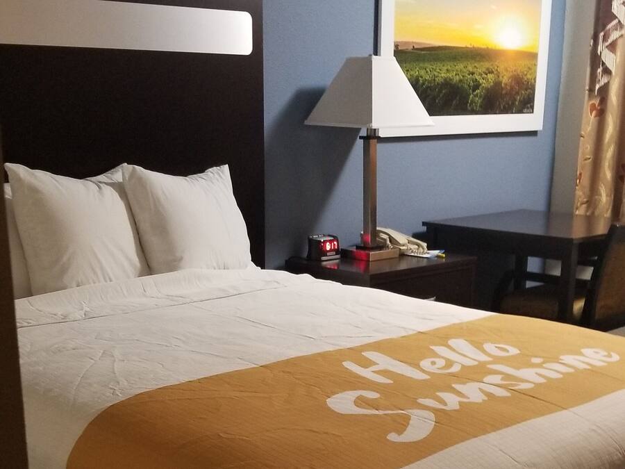 Rom, 1 queensize-seng, ikke-røyk | Skrivebord, skrivebord for bærbar PC og barnesenger (inkludert)