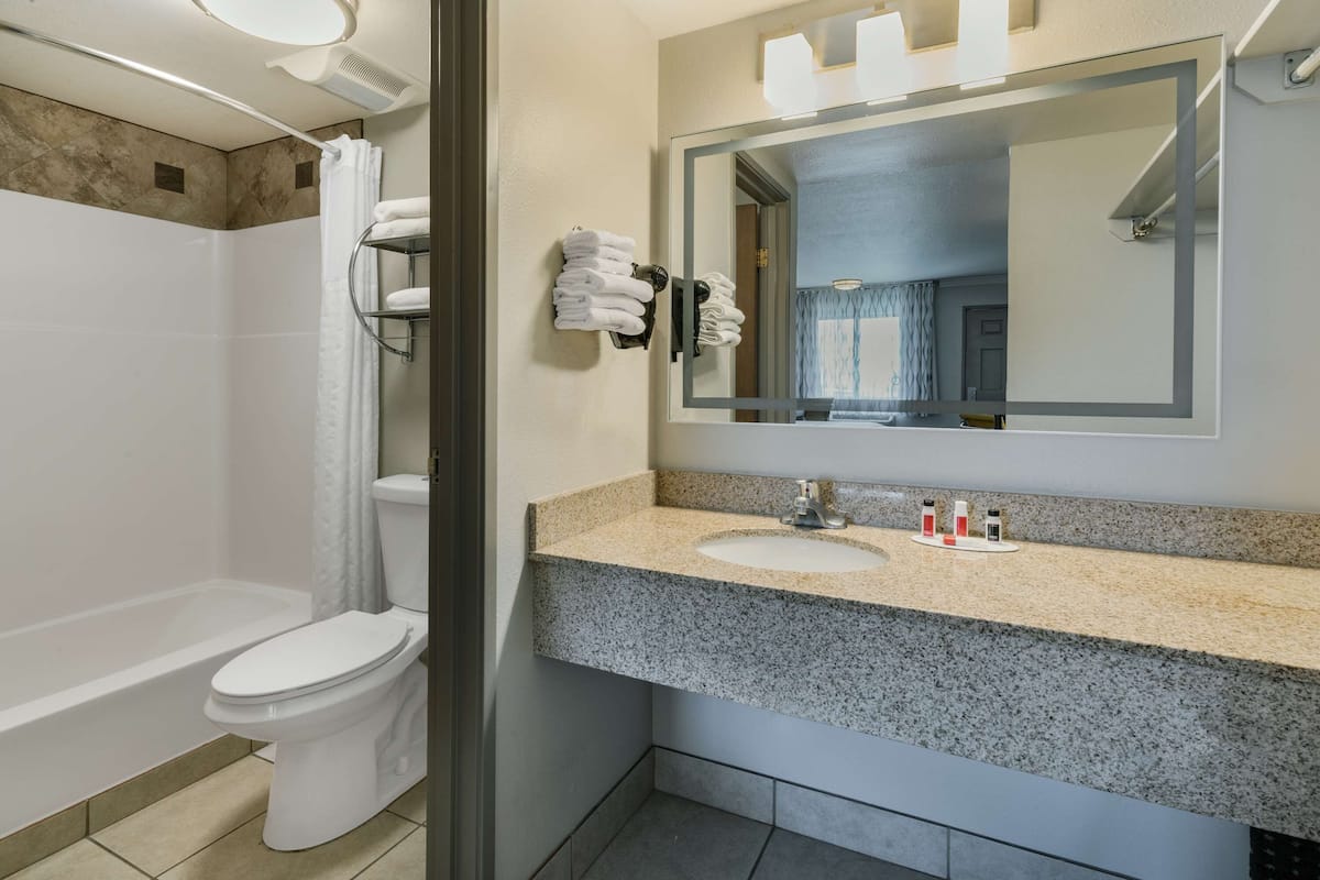 desk, laptop workspace, free cots/infant beds, rollaway beds