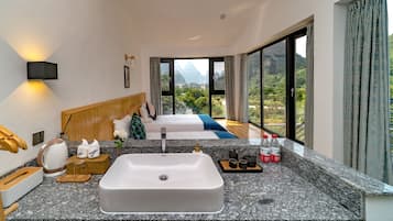 Elite Twin Room | 1 bedroom, individually decorated, blackout drapes, soundproofing