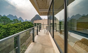 Grand Room | Individually decorated, blackout curtains, soundproofing - Yangshuo Serene Cove Hotel (Guilin)