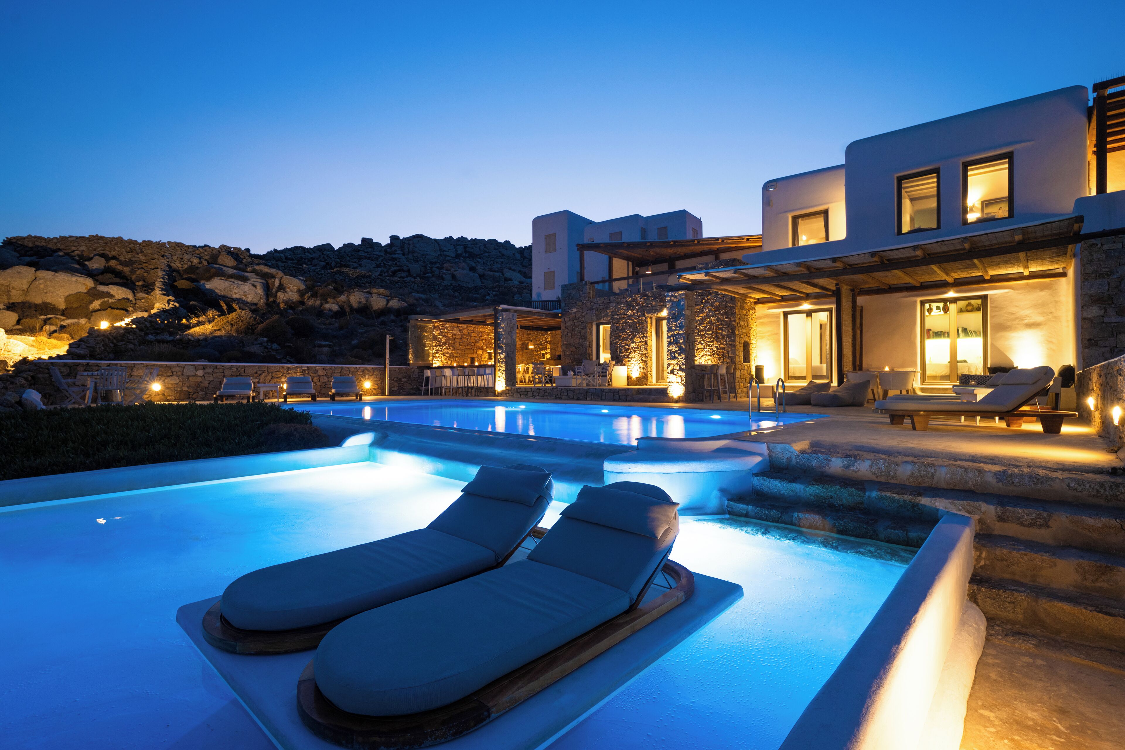 Luxury-Studiosuite, Poolzugang, Meerblick | Wohnbereich | 55-Zoll-Smart-TV mit Digitalempfang, Fernseher, Netflix