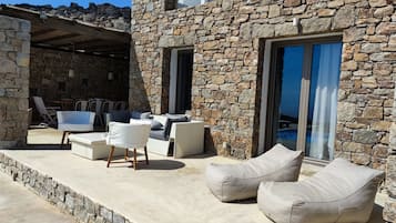 Suite Premier, acceso a la piscina, vistas al mar (Selini) | Zona de estar | Smart TV de 55 pulgadas con canales digitales, una televisión