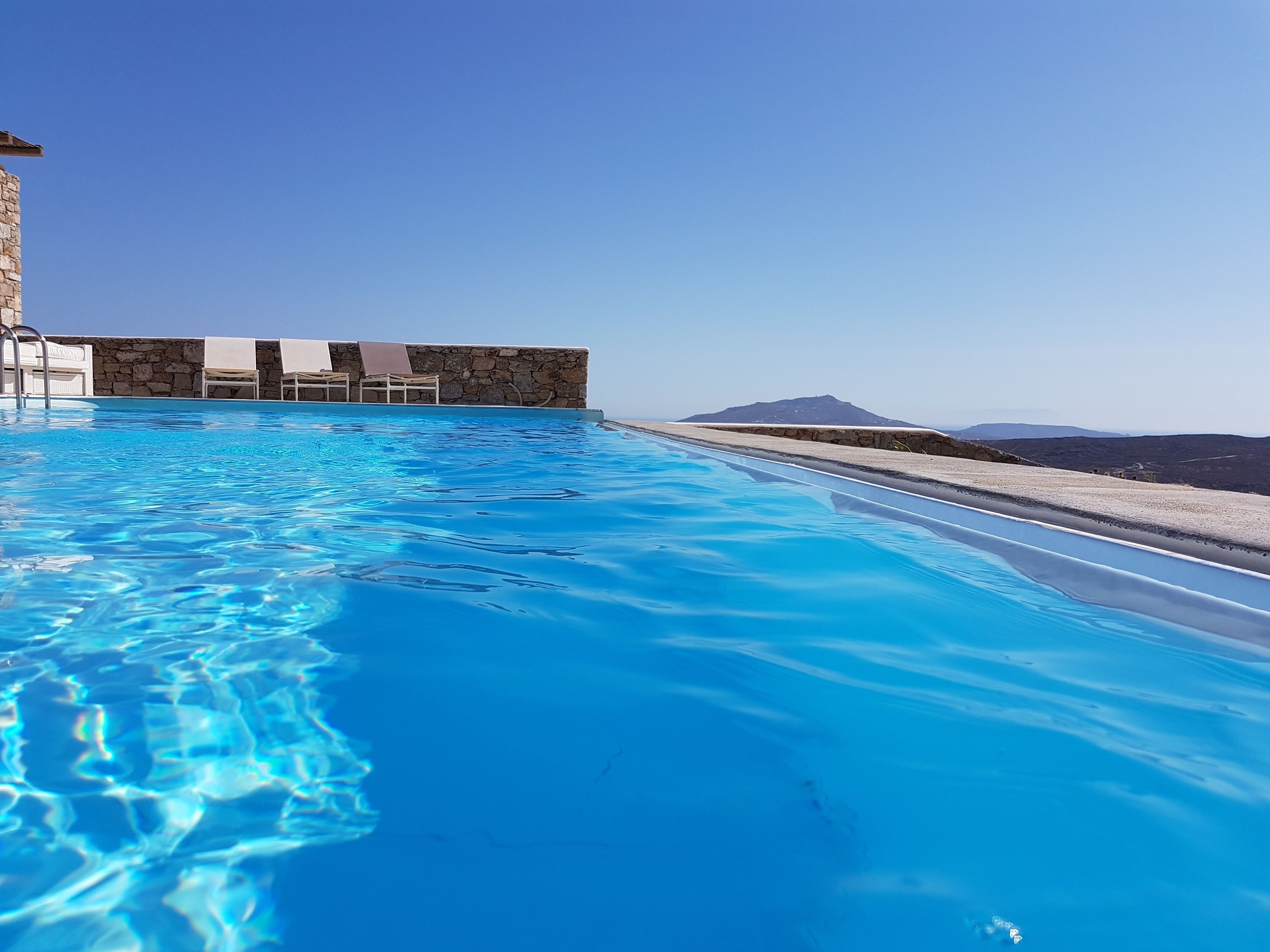 2 outdoor pools, pool loungers