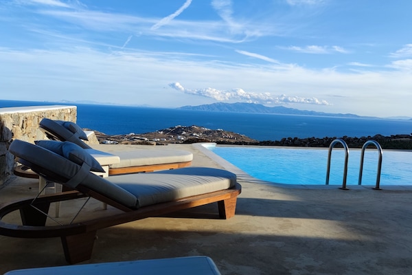 Suite executiva, 2 dormitoris, piscina privada, vistes al mar (Nike) | Sala d'estar | Televisor intel·ligent de 55 polzades amb canals digitals i televisor