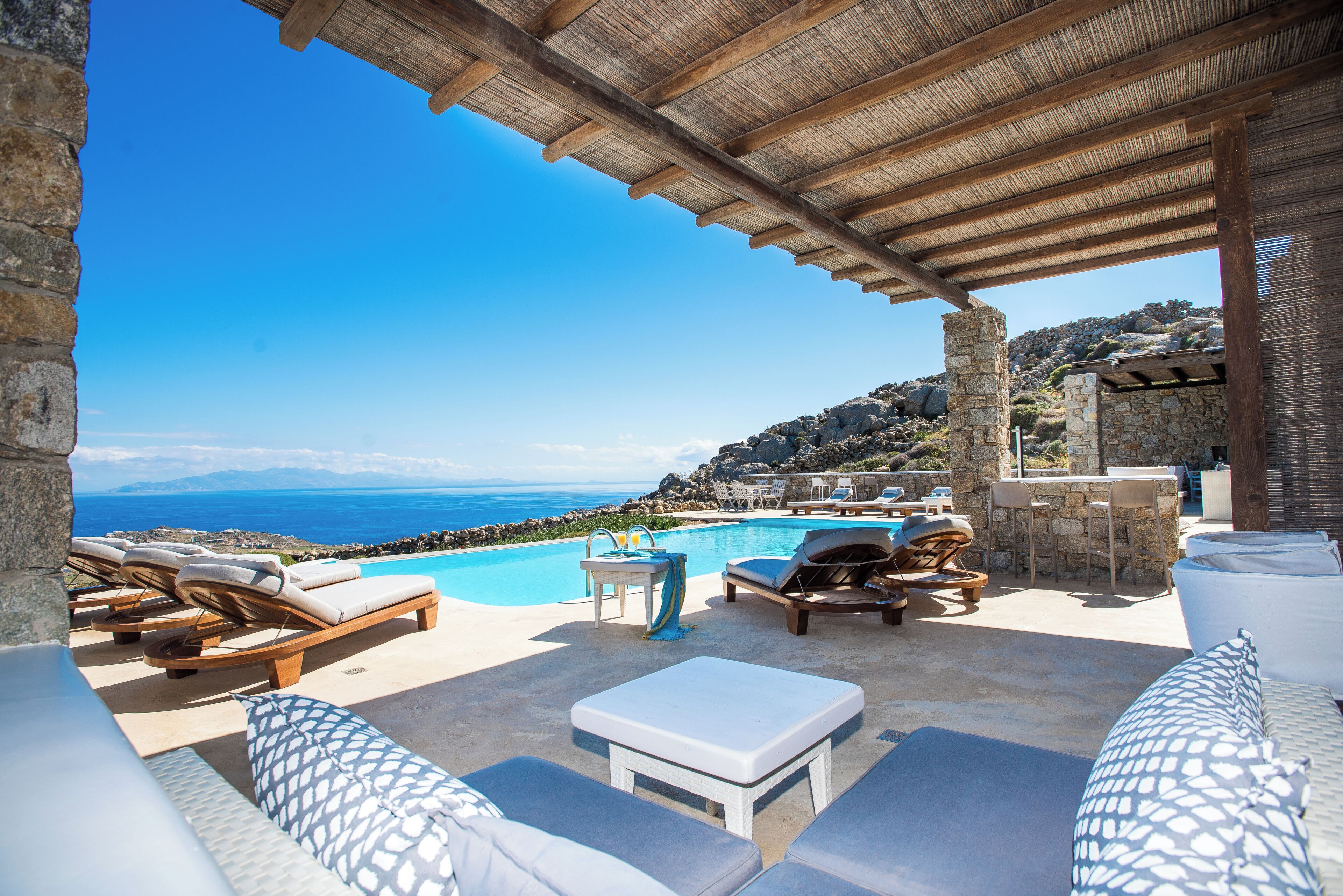 Luxe studio suite, toegang tot zwembad, uitzicht op zee | Luxe beddengoed, donsdekens, bedden met traagschuimmatrassen