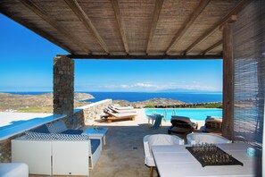 Suíte estúdio superluxo, acesso à piscina, vista para o mar | Terraço/pátio
