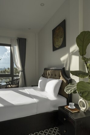 Camera Deluxe, 1 letto queen, vista città | Biancheria da letto ipoallergenica, minibar, una scrivania